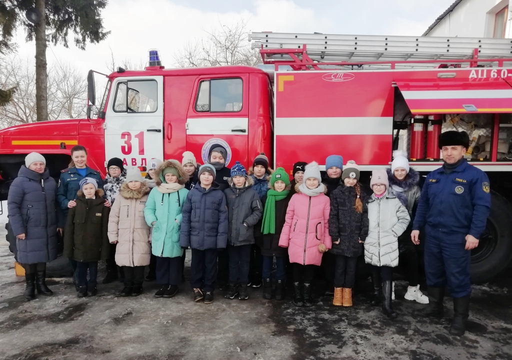Наши  огнеборцы провели для детей экскурсии в пожарно-спасательных частях  