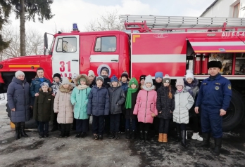 Наши  огнеборцы провели для детей экскурсии в пожарно-спасательных частях  