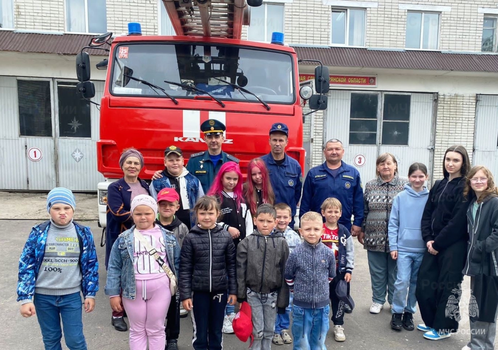 Брянские огнеборцы проводят для детей экскурсии в пожарно-спасательные части