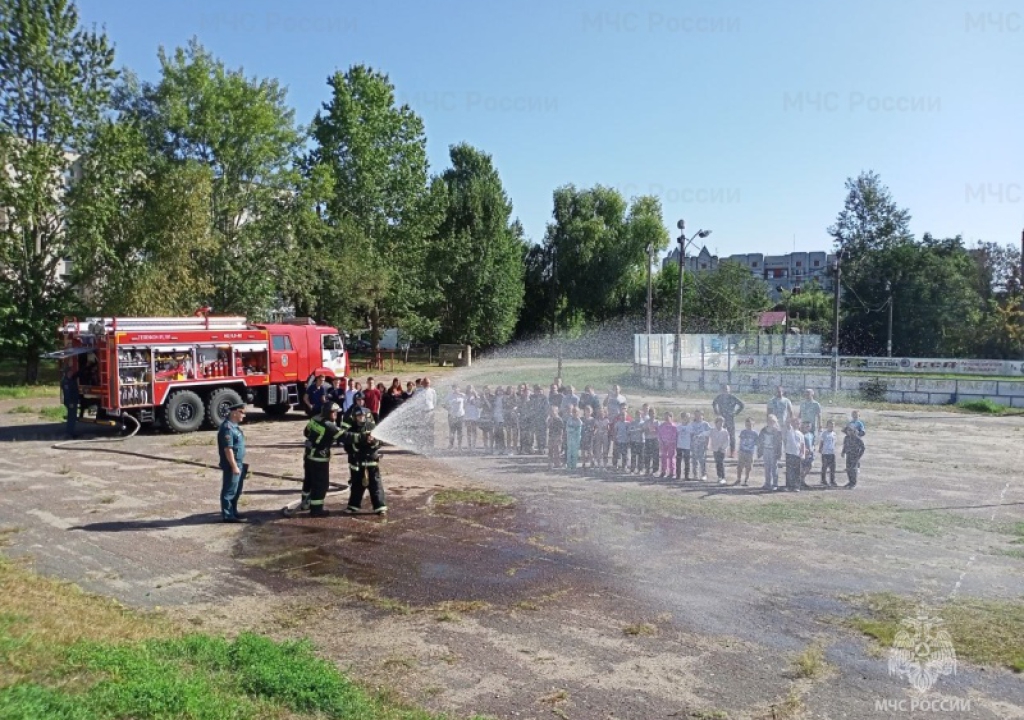 Навлинские, Рогнединские, Брасовские и Новозыбковские школьники познакомились с работой пожарно-спасательных подразделений