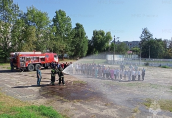 Навлинские, Рогнединские, Брасовские и Новозыбковские школьники познакомились с работой пожарно-спасательных подразделений