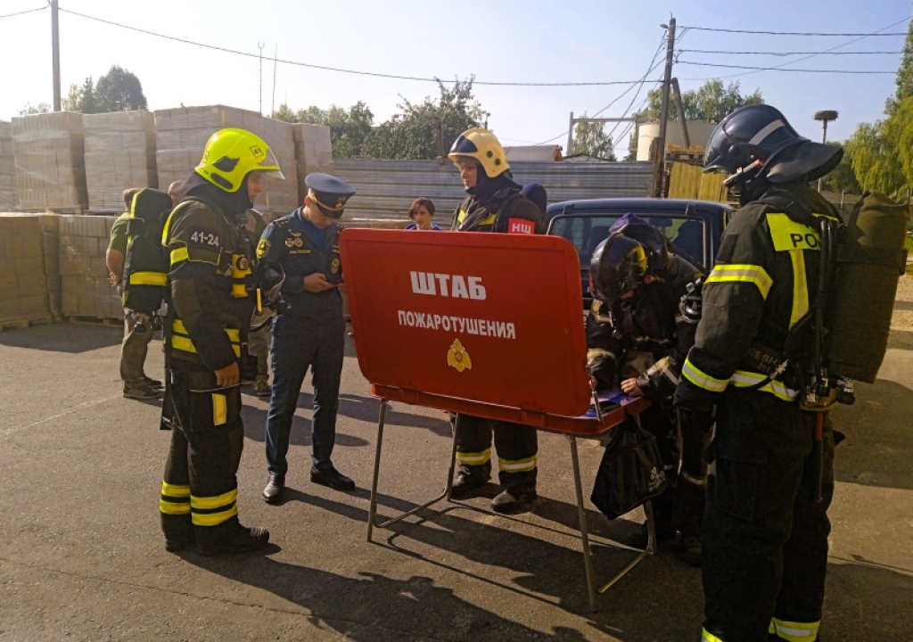 Брасовские огнеборцы отработали навыки по тушению пожара на производственном предприятии