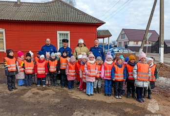Суражские пожарные провели экскурсию по пожарной части для детей