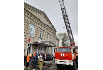 Пожарные ПСЧ – 42 по охране г.Карачев познакомили кадетов Вельяминовской школы с пожарно – спасательной техникой 