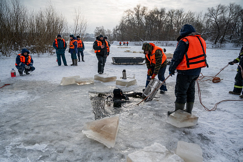 Водолазная группа Брянского пожарно – спасательного центра продолжает поиски детей, провалившихся под лед.