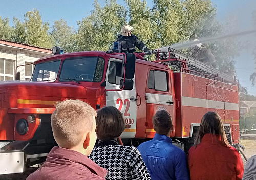 Наши огнеборцы принимают активное участие в познавательных мероприятиях для школьников