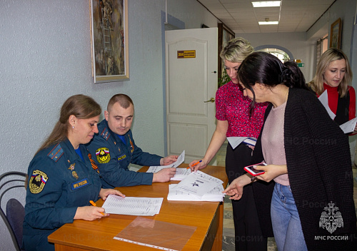 Сотрудники ГКУ «Брянский пожарно – спасательный центр» приняли участие в пятом юбилейном Диктанте Победы