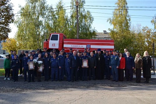 В Брасово открыли памятник пожарным в честь Дня гражданской обороны