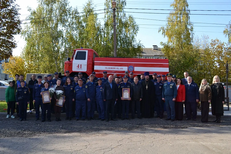 В Брасово открыли памятник пожарным в честь Дня гражданской обороны