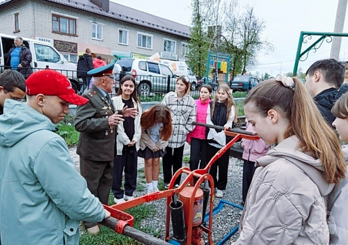 В рамках празднования 375 – годовщины со дня образования Пожарной охраны России в наших пожарных частях для школьников проводятся познавательные экскурсии