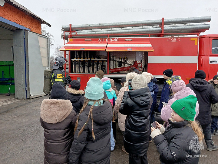 Комаричские школьники пришли в гости к пожарным
