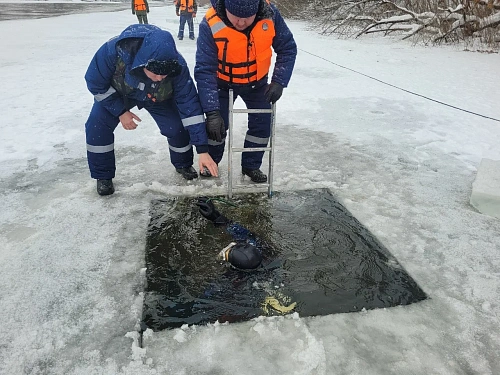 Не смотря на сильные морозы наши водолазы продолжают поиск детей