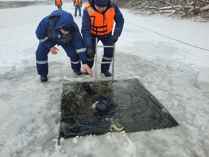 Не смотря на сильные морозы наши водолазы продолжают поиск детей