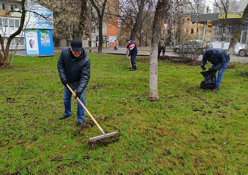 Сотрудники Брянского пожарно – спасательного центра приняли участие в субботнике